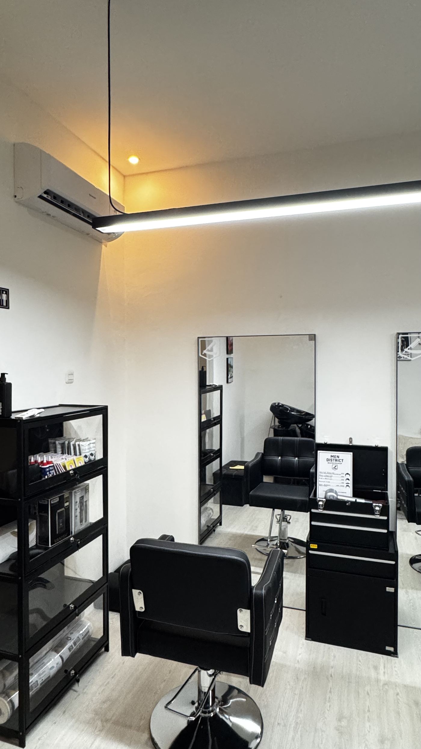 Sudut ruangan Men District Barbershop