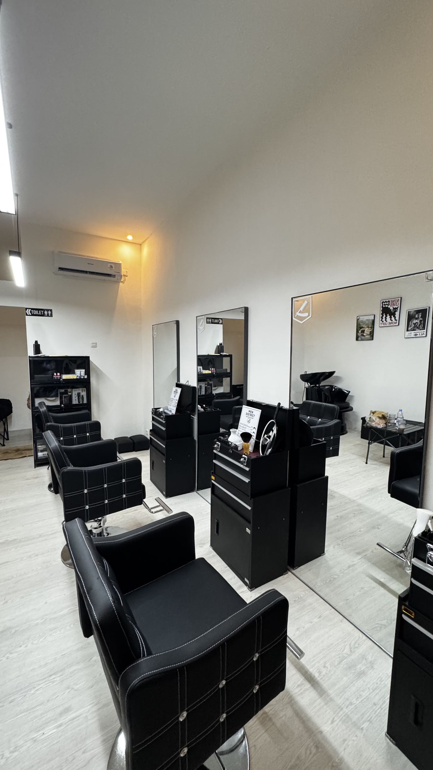 Suasana ruang tunggu dan kursi Men District Barbershop