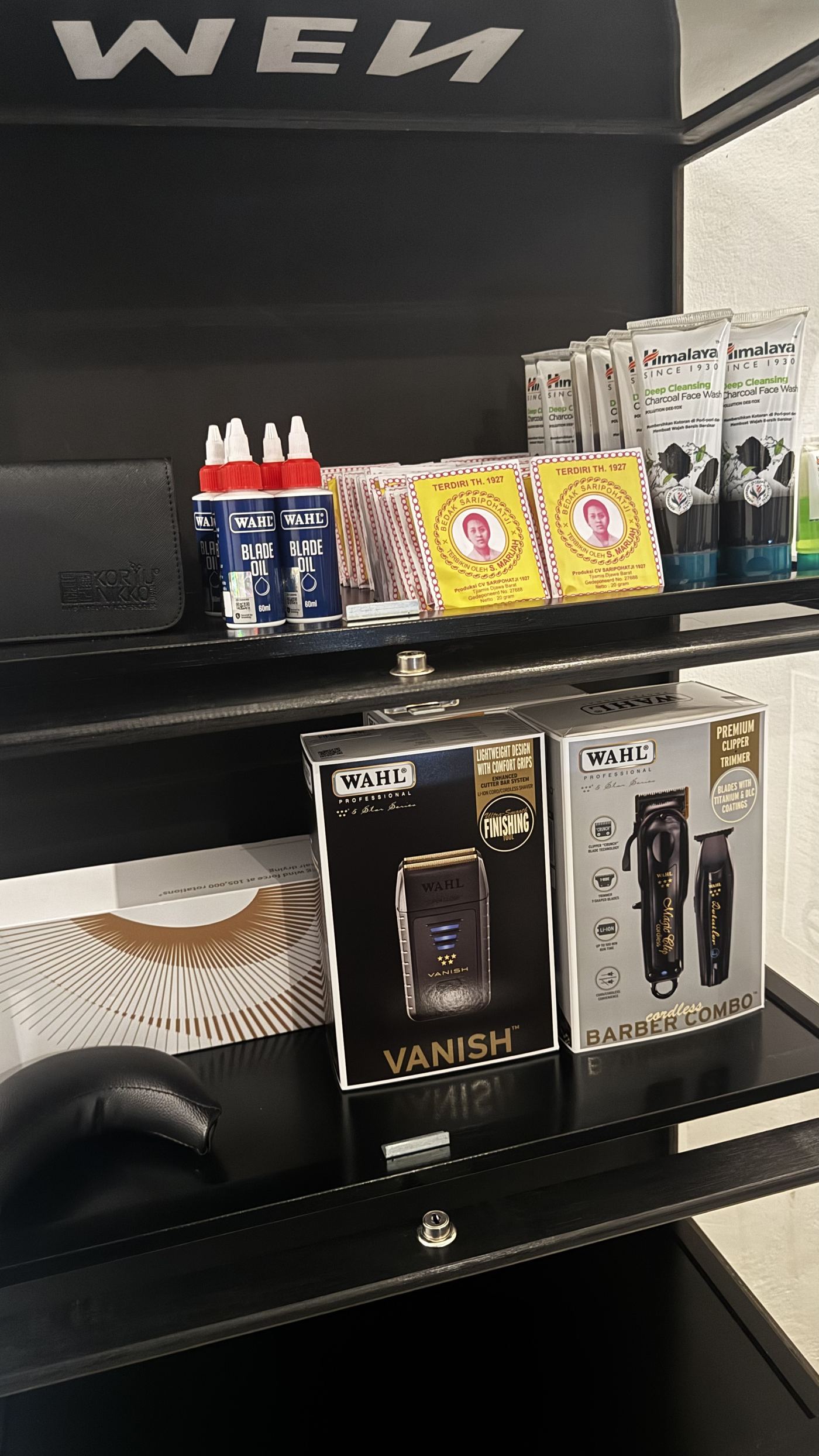 Produk grooming di Men District Barbershop